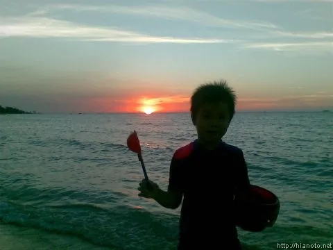 Brian dan ember berisi batu karang temuannya.