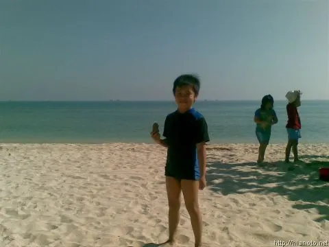 Brian dengan kerang temuannya