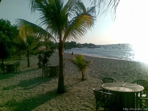 Pantai Bandengan dengan pasir putihnya